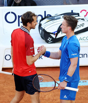 Mit Kurzarbeit erreichte Jiri Lehecka nach der Aufgabe von Daniil Medvedev das Halbfinale in Madrid.