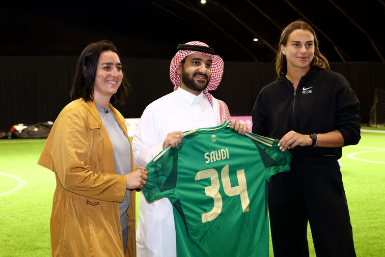 Ons Jabeur und Aryna Sabalenka bei einem Pressetermin im Vorfeld der WTA Finals in Riad