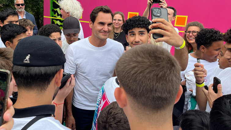 Jeder Selfie-Wunsch wurde von Roger Federer erfüllt