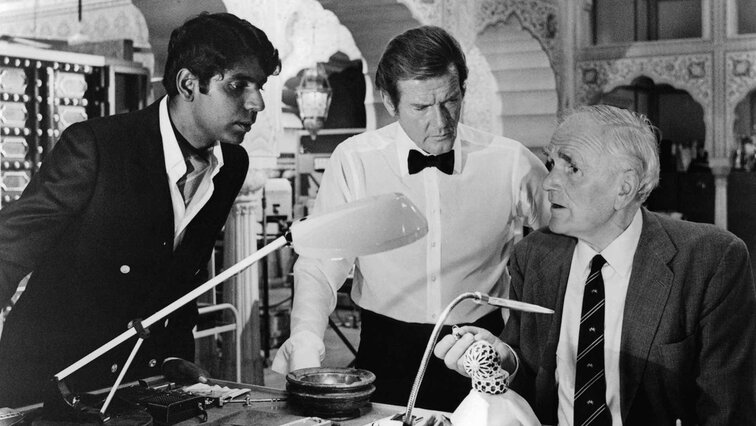 Vijay Amritraj mit Roger Moore und Desmond Llewelyn in "Octopussy"