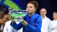 Jasmine Paolini mit dem Pokal beim Billie Jean King Cup 2024