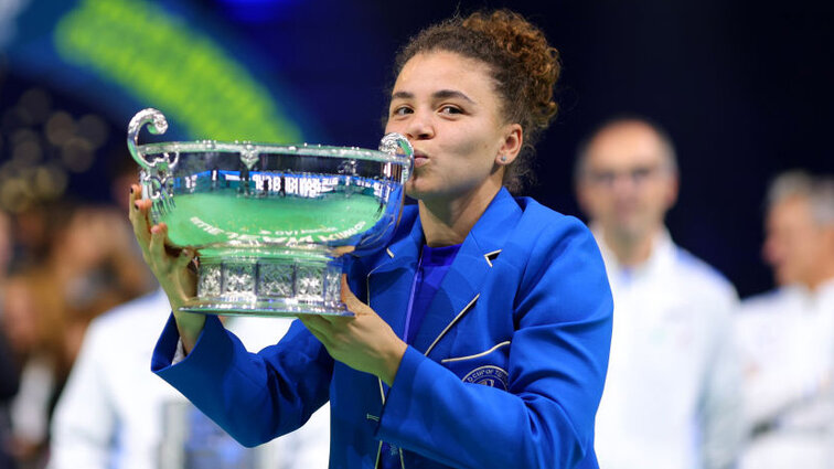 Jasmine Paolini mit dem Pokal beim Billie Jean King Cup 2024