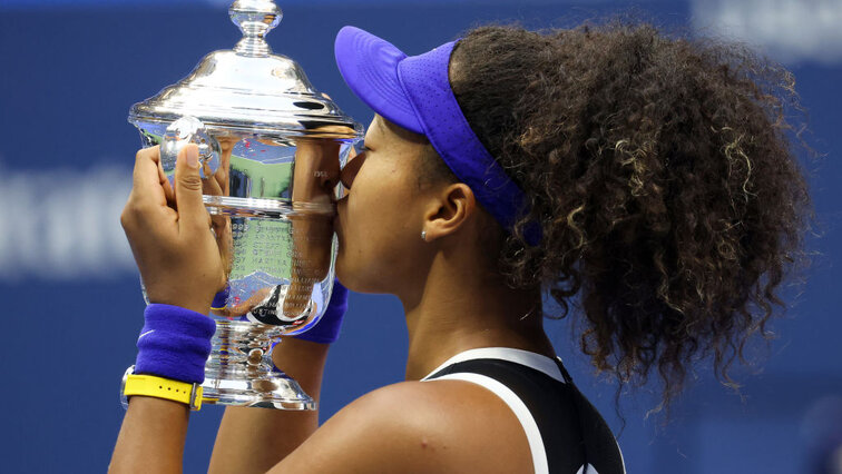 Naomi Osaka mit dem Siegerpokal der US Open 2020