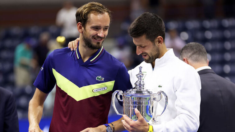 Das Siegerbild der US Open 2023: Daniil Medvedev und Novak Djokovic