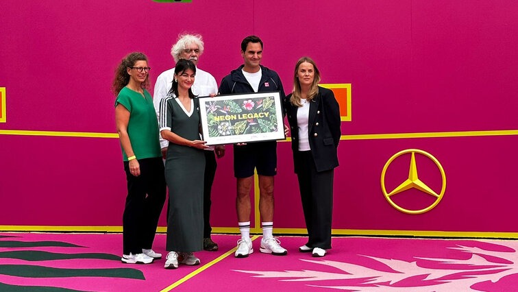 Roger Federer vor der neuen Tenniswand im Berliner "Schlupfwinkel"