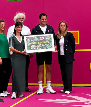 Roger Federer vor der neuen Tenniswand im Berliner "Schlupfwinkel"