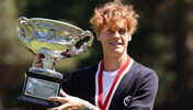 Jannik Sinner mit der Australian-Open-Trophäe 2024