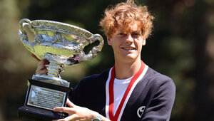 Jannik Sinner mit der Australian-Open-Trophäe 2024