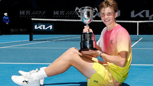 Henry Bernet mit der Trophäe für den Juniorentitel bei den Australian Open.