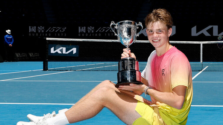 Henry Bernet mit der Trophäe für den Juniorentitel bei den Australian Open.