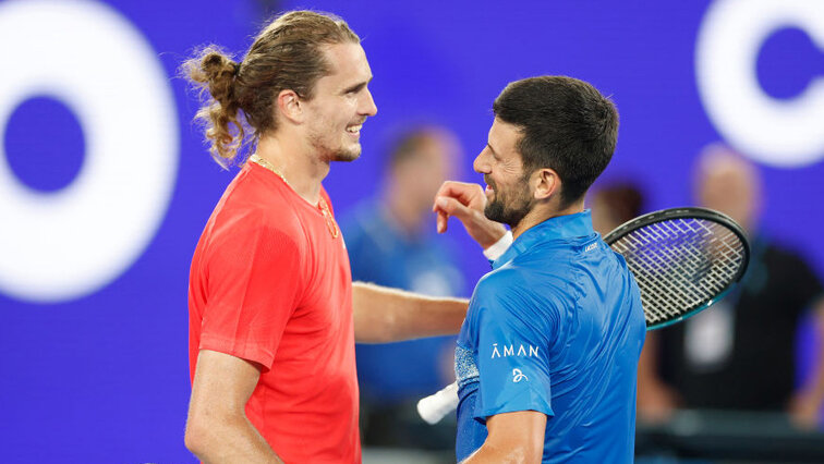 Vor Beginn der Australian Open haben Alexander Zverev und Novak Djokovic noch geblödelt