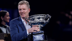 Jim Courier mit dem Siegerpokal der Australian Open - den er selbst zweimal gewinnen konnte