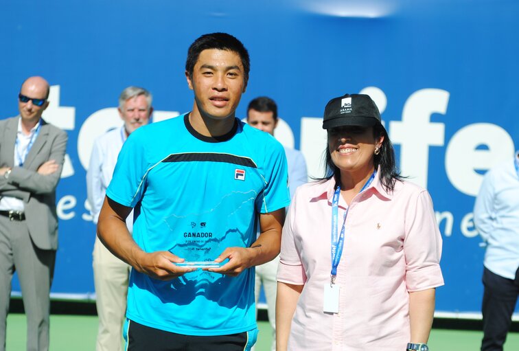 Brandon Nakashima mit seiner Trophäe auf Teneriffa