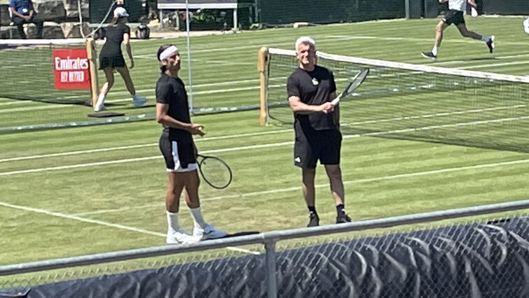 Das neue Spieler-Trainer-Traumpaar? Eher nicht. Feliciano Lopez und Apostolos Tsitsipas in Stuttgart