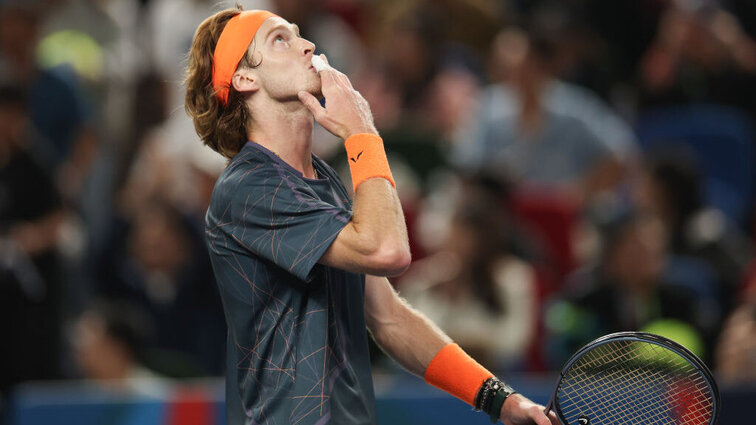 Nach hartem Beginn spielte sich Andrey Rublev doch noch in zwei Sätzen ins Finale.