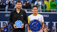Das Siegerbild der Generali Open 2023: Finalist Dominic Thiem mit Champion Sebastian Baez