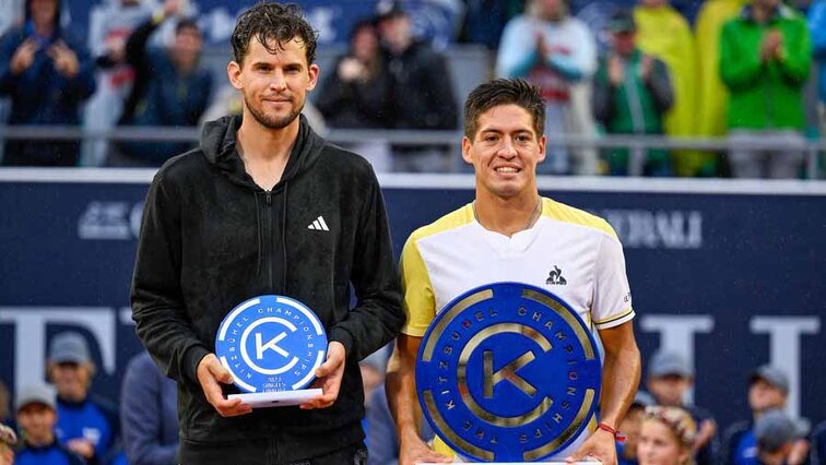 Das Siegerbild der Generali Open 2023: Finalist Dominic Thiem mit Champion Sebastian Baez