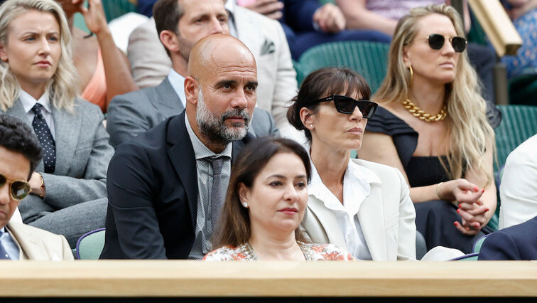 Dass Pep Guardiola in der Royal Box nicht im Hoodie von Manchester City sitzt, versteht sich von selbst