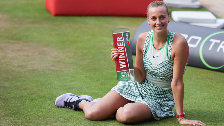 Petra Kvitova mit ihrer Siegertrophäe in Berlin