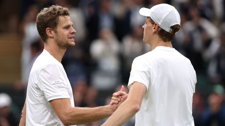 Yannick Hanfmann gratuliert Jannik Sinner am Montag in Wimbledon
