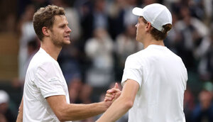 Yannick Hanfmann gratuliert Jannik Sinner am Montag in Wimbledon