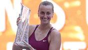 Petra Kvitova mit der Siegertrophäe in Miami im Jahr 2023