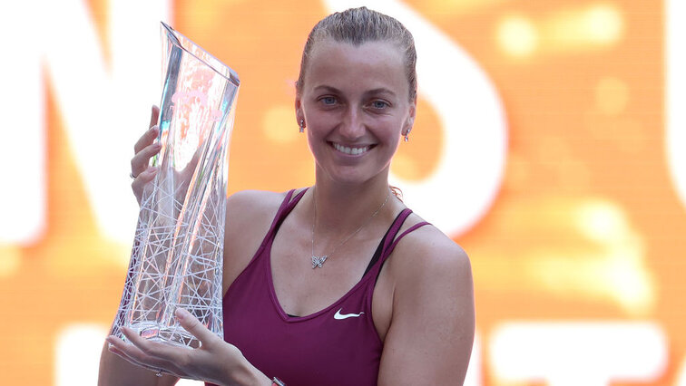 Petra Kvitova mit der Siegertrophäe in Miami im Jahr 2023