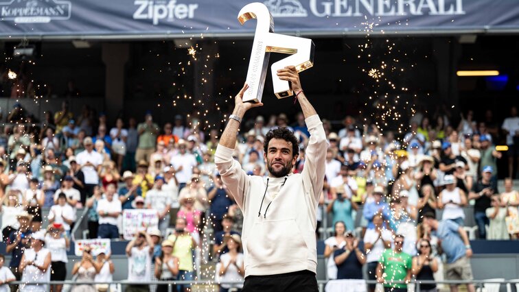 Kitzbühel-Champion Matteo Berrettini mit dem Siegerpokal