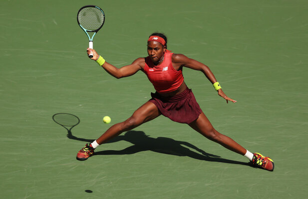 Platz 5: Coco Gauff in New Balance. Feiner Unterschied zu Sorana Cirstea: Coco hat zur roten Version (die gelbe gab es nur in der Night Session) weiße Socken getragen. Gut so. Sorana mit roten nicht ganz so überzeugend.