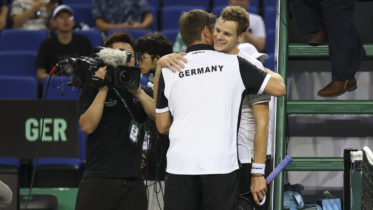 Teamchef Michael Kohlmann und Yannick Hanfmann nach Sieg gegen Chile