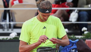 Alexander Zverev prüft während seiner Matches stets seinen Blutzuckerwert Alexander Zverev prüft während seiner Matches stets seinen Blutzuckerwert
