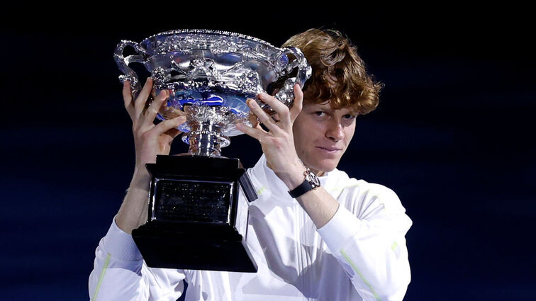 Jannik Sinner durfte in Melbourne erneut die große Trophäe stemmen.