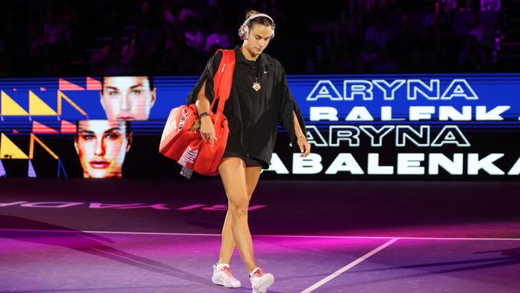 Na, wie viele Fans verstecken sich denn da hinter Aryna Sabalenka im Dunkeln?