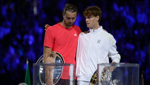 Alexander Zverev und Australian Open-Champion Jannik Sinner nach der Siegerehrung Arm in Arm 