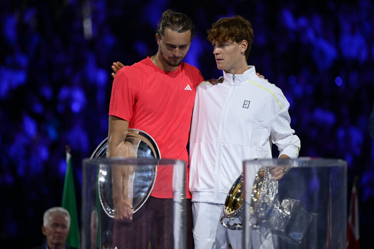 Alexander Zverev und Australian Open-Champion Jannik Sinner nach der Siegerehrung Arm in Arm 