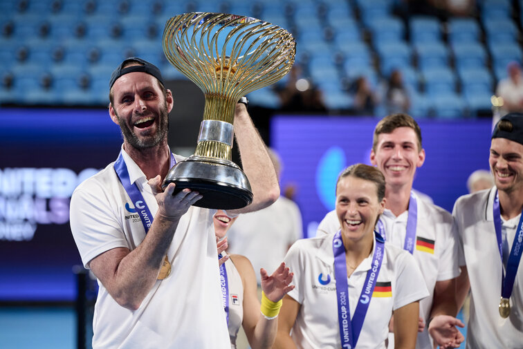 Teamchef Torben Beltz mit dem Siegerpokal des United Cup 2024