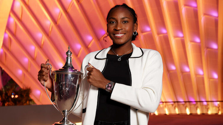 Coco Gauff mit dem Pokal für den Sieg bei den WTA Finals 2024