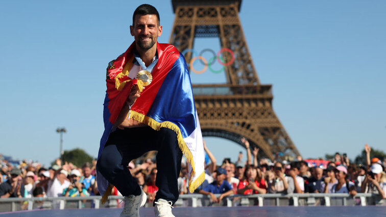 Novak Djokovic mit dem Objekt der Begierde in Paris 2024