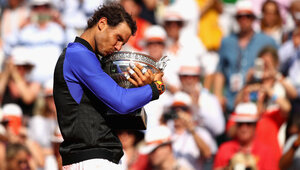 Rafael Nadal mit der Siegertrophäe bei den French Open 2017