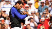 Rafael Nadal mit der Siegertrophäe bei den French Open 2017