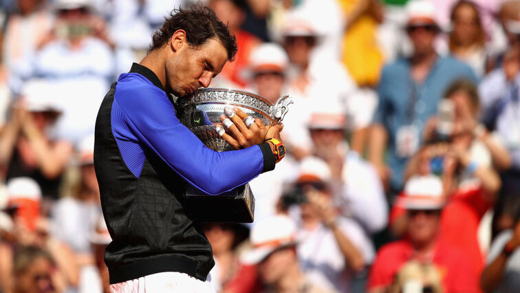 Rafael Nadal mit der Siegertrophäe bei den French Open 2017