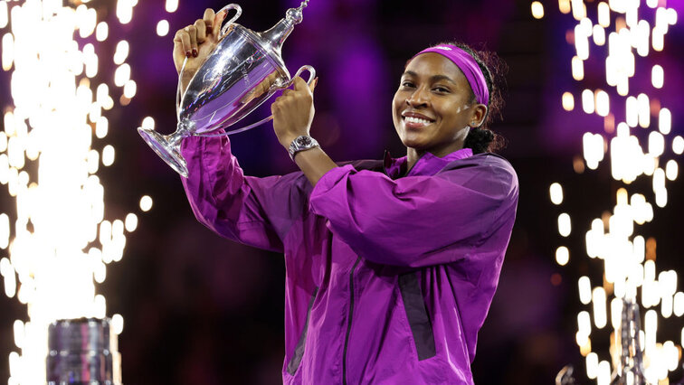 Coco Gauff mit dem Siegerpokal bei den WTA Finals