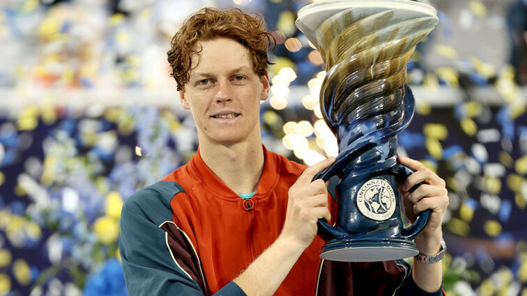 Jannik Sinner mit dem Siegerpokal in Cincinnati