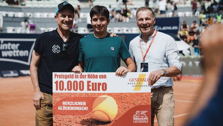 Jonas Küstür hat sich den Siegerscheck beim Generali Race to Kitzbühel geholt