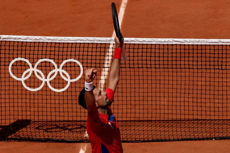 Novak Djokovic steht nach einem Sieg über Dominik Koepfer im Viertelfinale des Olympischen Tennisturniers