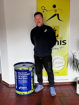 Steve Williams neben der von ASICS gebrandeten Renewaball Sammelbox