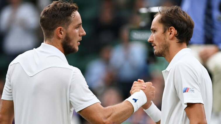 Jan-Lennard Struff und Daniil Medvedev nach ihrem Treffen in Wimbledon 2021