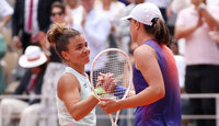 Jasmine Paolini und Iga Swiatek bei den French Open 2024