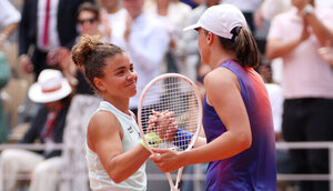 Jasmine Paolini und Iga Swiatek bei den French Open 2024