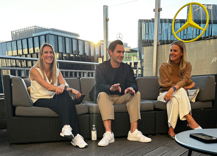 Roger Federer mit der Interviewerin Luise Niemsch, Manager Global Design, Sport & Entertainment Communications bei Mercedes-Benz (links) und Bettina Fetzer, Vice President Communications & Marketing bei Mercedes-Benz (rechts)